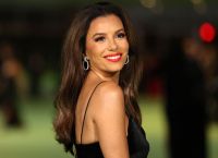 Eva Longoria: Ποζάρει στην αγκαλιά της με τον μικρό της γιο περιμένοντας το καλοκαίρι