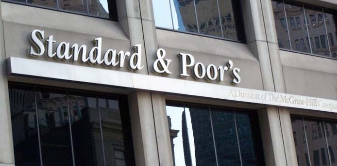 Standard & Poor’s brings Greece one notch from investment grade
