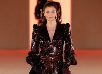 Το supermodel Helena Christensen φέρνει πίσω τη δεκαετία του 1990 Το supermodel Helena Christensen φέρνει πίσω τη δεκαετία του 1990