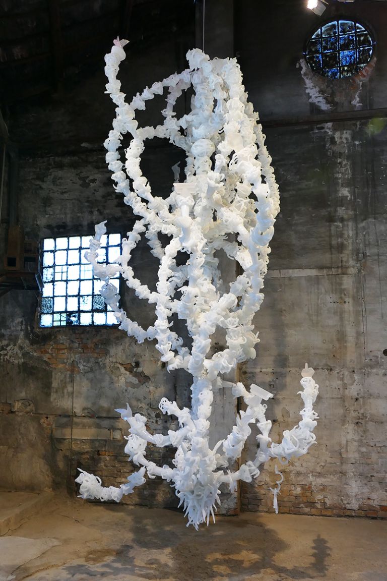Ai Weiwei: Δημιούργησε με πολύ φαντασία το μεγαλύτερο έργο σε γυαλί murano που έγινε ποτέ