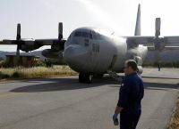 Συγκλονιστικές εικόνες: Έλληνας αλεξιπτωτιστής κρεμάστηκε έξω από C-130 [vid]