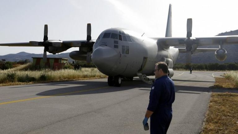 Συγκλονιστικές εικόνες: Έλληνας αλεξιπτωτιστής κρεμάστηκε έξω από C-130 [vid]