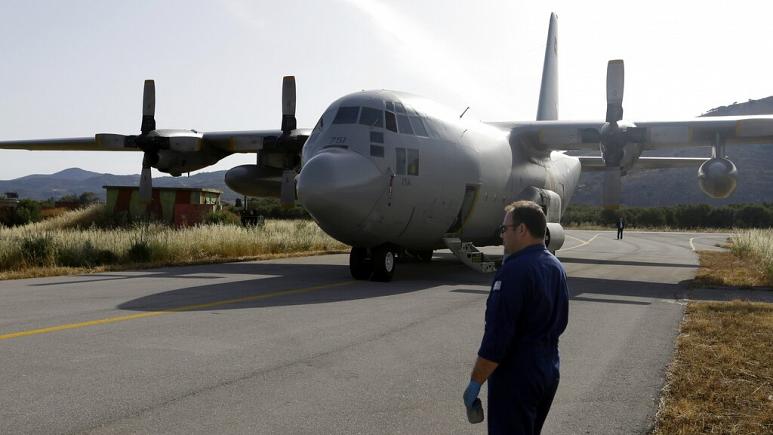 Συγκλονιστικές εικόνες: Έλληνας αλεξιπτωτιστής κρεμάστηκε έξω από C-130 [vid]