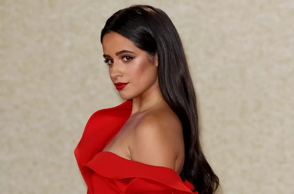 Camila Cabello: φόρεσε ρούχα Mugler και Saint Laurent για τη συναυλία της στο TikTok