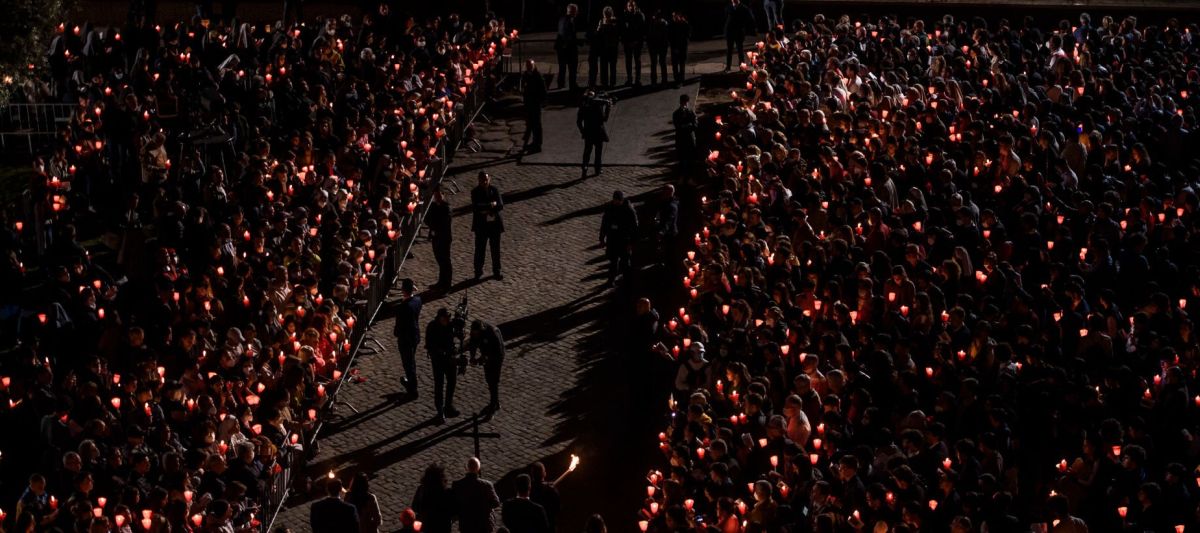 Θρησκευτική Κατάνυξη στη Ρώμη – Ουκρανή και Ρωσίδα σήκωσαν μαζί τον Σταυρό