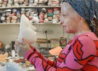 Ioanna Paliospyrou takes off her mask for the first time