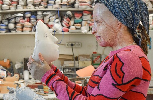 Ioanna Paliospyrou takes off her mask for the first time