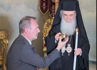 Άγιο Φως: Το παρέλαβε ο Ανδρέας Κατσανιώτης από τον Πατριάρχη Ιεροσολύμων