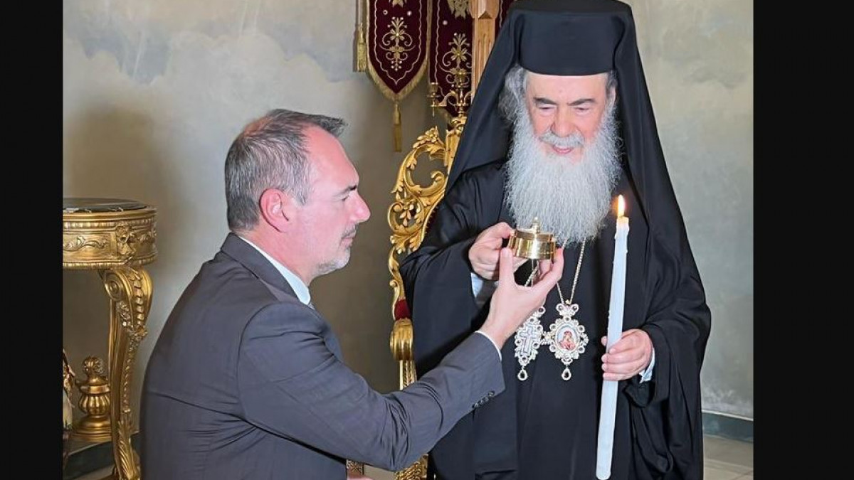 Άγιο Φως: Το παρέλαβε ο Ανδρέας Κατσανιώτης από τον Πατριάρχη Ιεροσολύμων