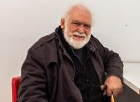 Κώστας Καζάκος: Αποχωρεί από την παράσταση «Ματωμένα Χώματα» για λόγους υγείας