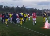 Άγριο ξύλο με μπουνιές και καρέκλες στο γήπεδο σε ντέρμπι τοπικού στη Χαλκιδική [vid]