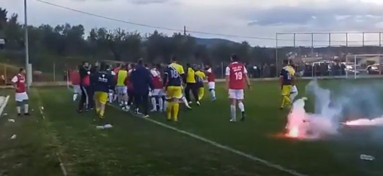 Άγριο ξύλο με μπουνιές και καρέκλες στο γήπεδο σε ντέρμπι τοπικού στη Χαλκιδική [vid]