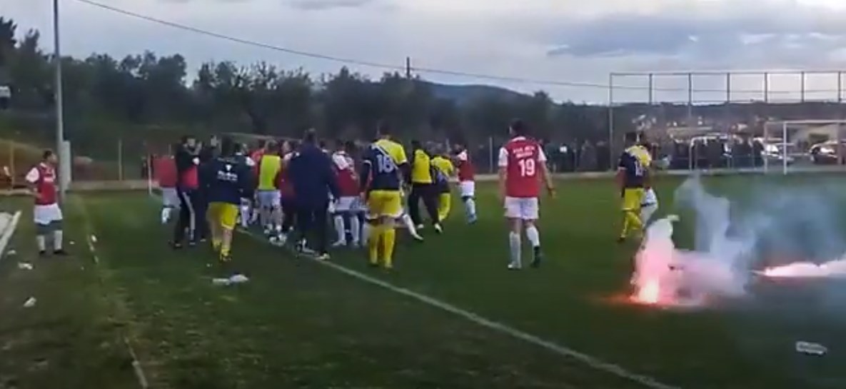 Άγριο ξύλο με μπουνιές και καρέκλες στο γήπεδο σε ντέρμπι τοπικού στη Χαλκιδική [vid]