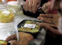 ΚΥΑΔΑ: Εορταστικά γεύματα σε άστεγους του Δήμου Αθηναίων
