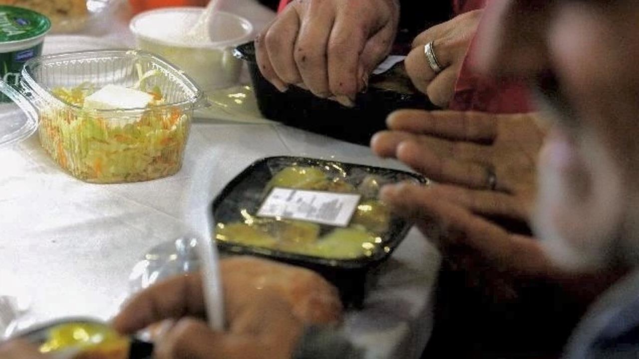ΚΥΑΔΑ: Εορταστικά γεύματα σε άστεγους του Δήμου Αθηναίων