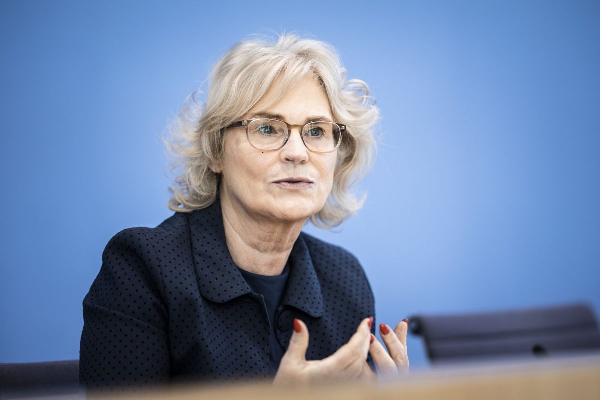 Λάμπρεχτ: “Συνεργαζόμαστε με τους Αμερικανούς φίλους μας για να εκπαιδεύσουμε ουκρανικά στρατεύματα”