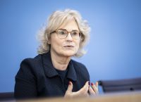 Λάμπρεχτ: “Συνεργαζόμαστε με τους Αμερικανούς φίλους μας για να εκπαιδεύσουμε ουκρανικά στρατεύματα”
