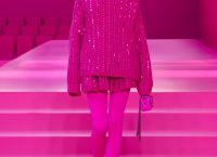 Ο οίκος Valentino παρουσιάζει παραδοσιακά τις haute couture στην Εβδομάδα Μόδας στο Παρίσι