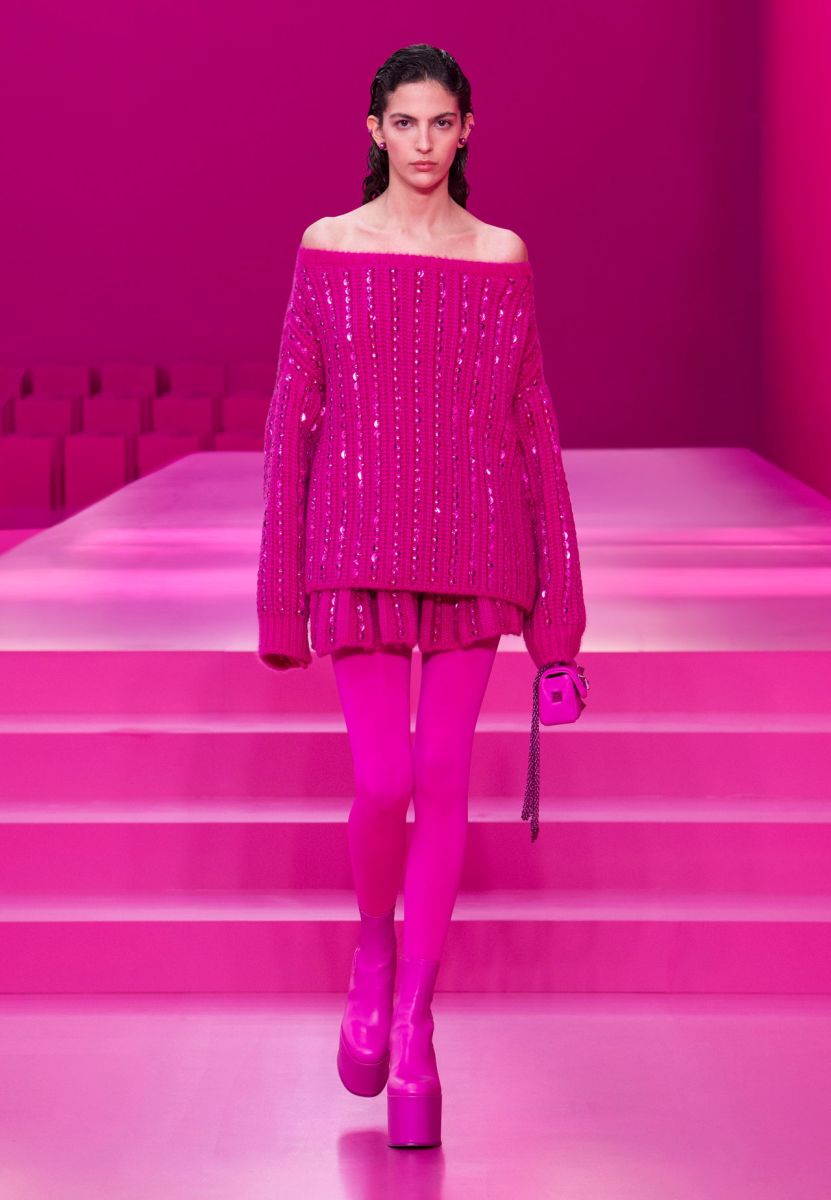 Ο οίκος Valentino παρουσιάζει παραδοσιακά τις haute couture στην Εβδομάδα Μόδας στο Παρίσι