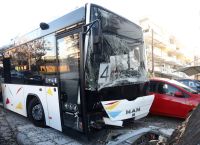 ΟΑΣΘ: Αυτοκίνητο «καρφώθηκε» σε λεωφορείο – Εγκλωβίστηκε ο οδηγός