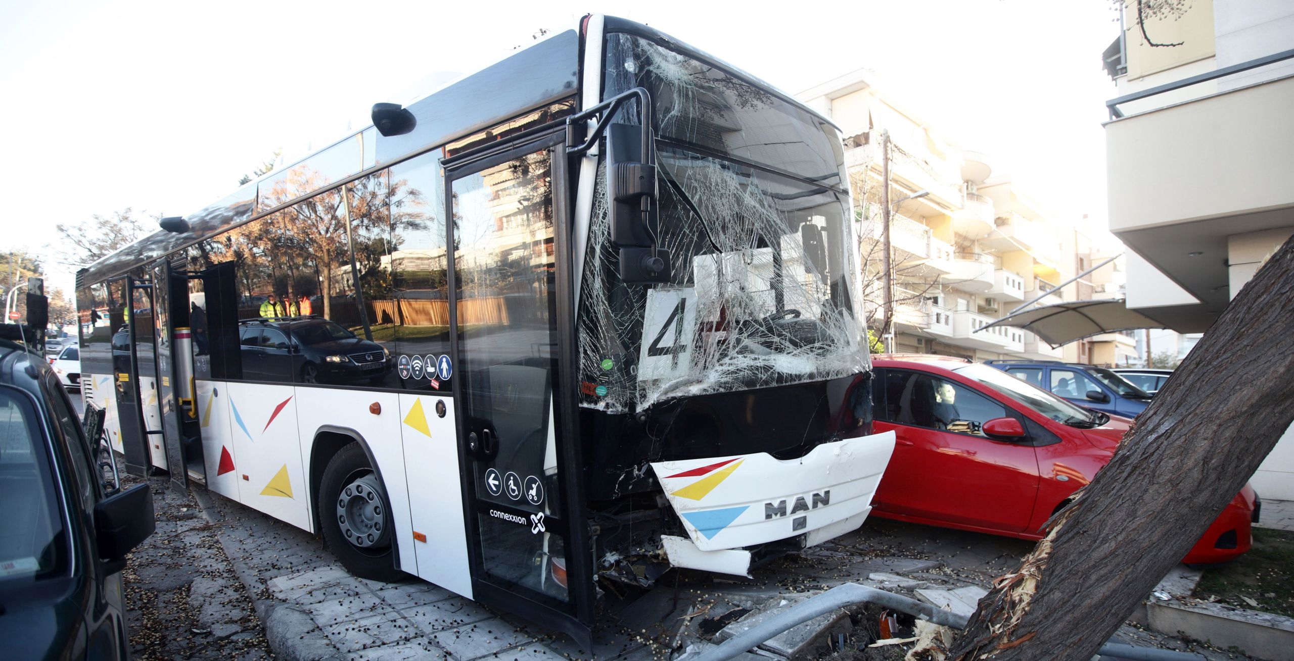 ΟΑΣΘ: Αυτοκίνητο «καρφώθηκε» σε λεωφορείο – Εγκλωβίστηκε ο οδηγός