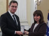 Pfizer CEO receives top Greek honor for his work