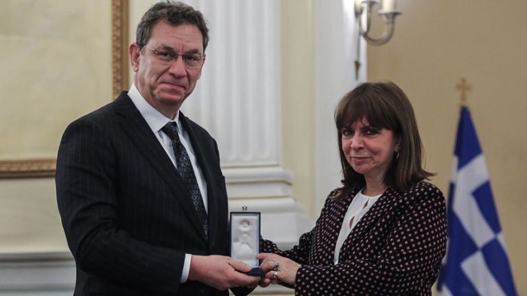 Pfizer CEO receives top Greek honor for his work