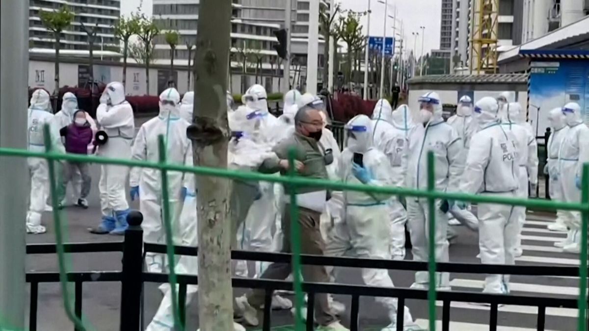 Αυτό κρύβεται πίσω από το σκληρό lockdown στη Σανγκάη – Συγκρούσεις μεταξύ αστυνομίας και πολιτών
