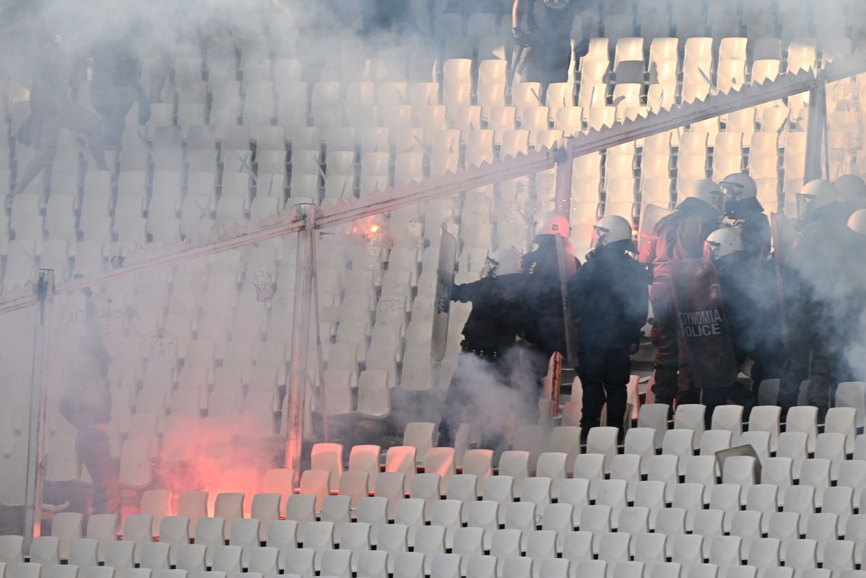 Τελικός Κυπέλλου : Ένταση στο ΟΑΚΑ – Οπαδοί συγκρούονται με αστυνομικούς