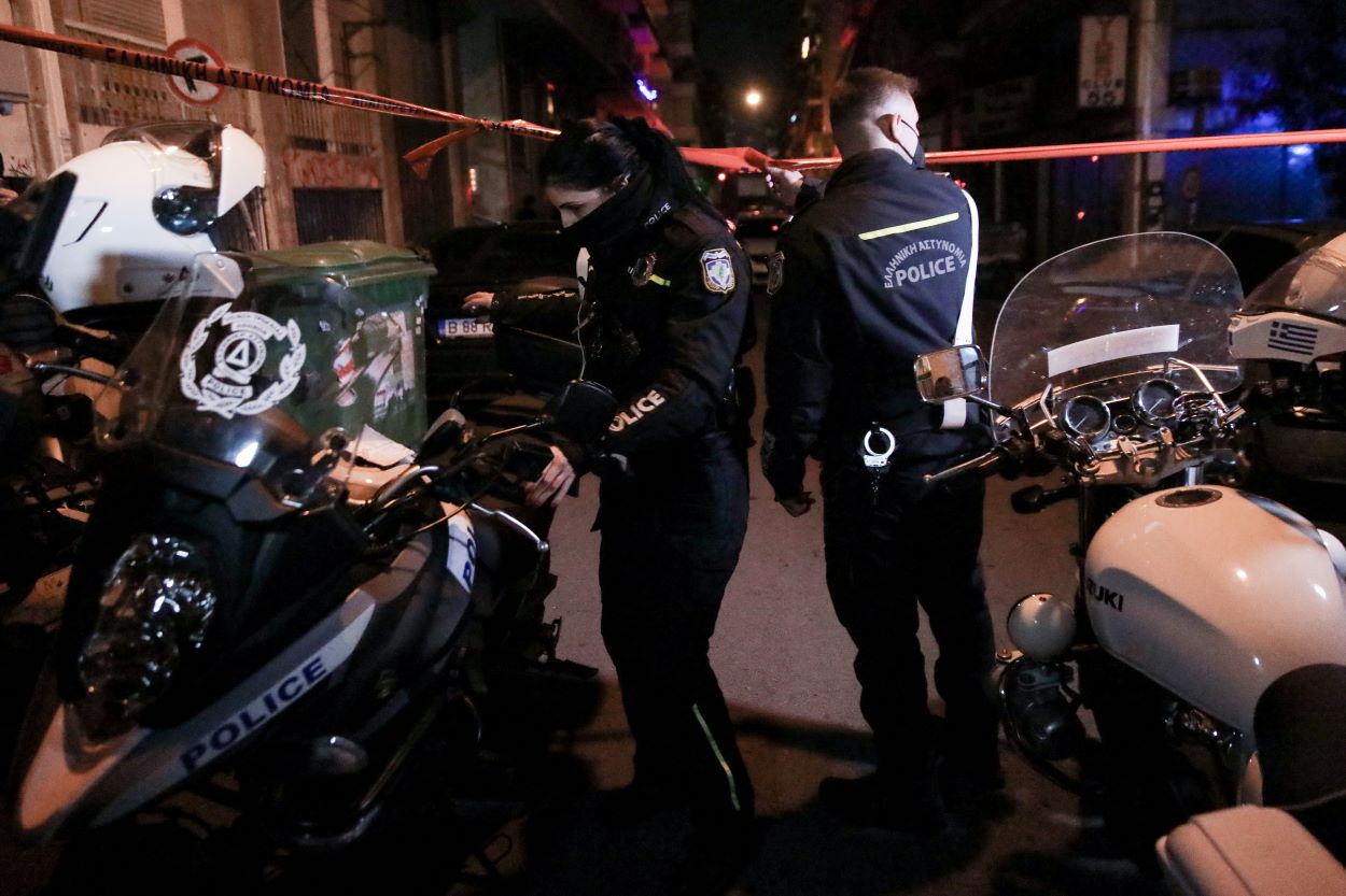 Αιγάλεω: Απειλεί να αυτοκτονήσει από καμπαναριό εκκλησίας