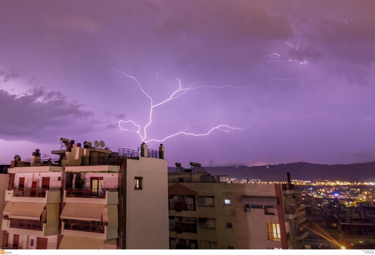 Κακοκαιρία: Σοβαρά προβλήματα – Εγκλωβίστηκαν οδηγοί στη Λεωφόρο Σταμάτας