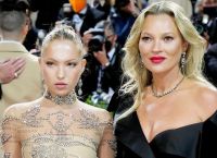 Lila Moss: Εμφανίστηκε στο Met Gala με την αντλία της ινσουλίνης