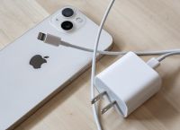 Apple: Θα εισάγει στα κινητά της την υποχρεωτική χρήση υποδοχής USB-C