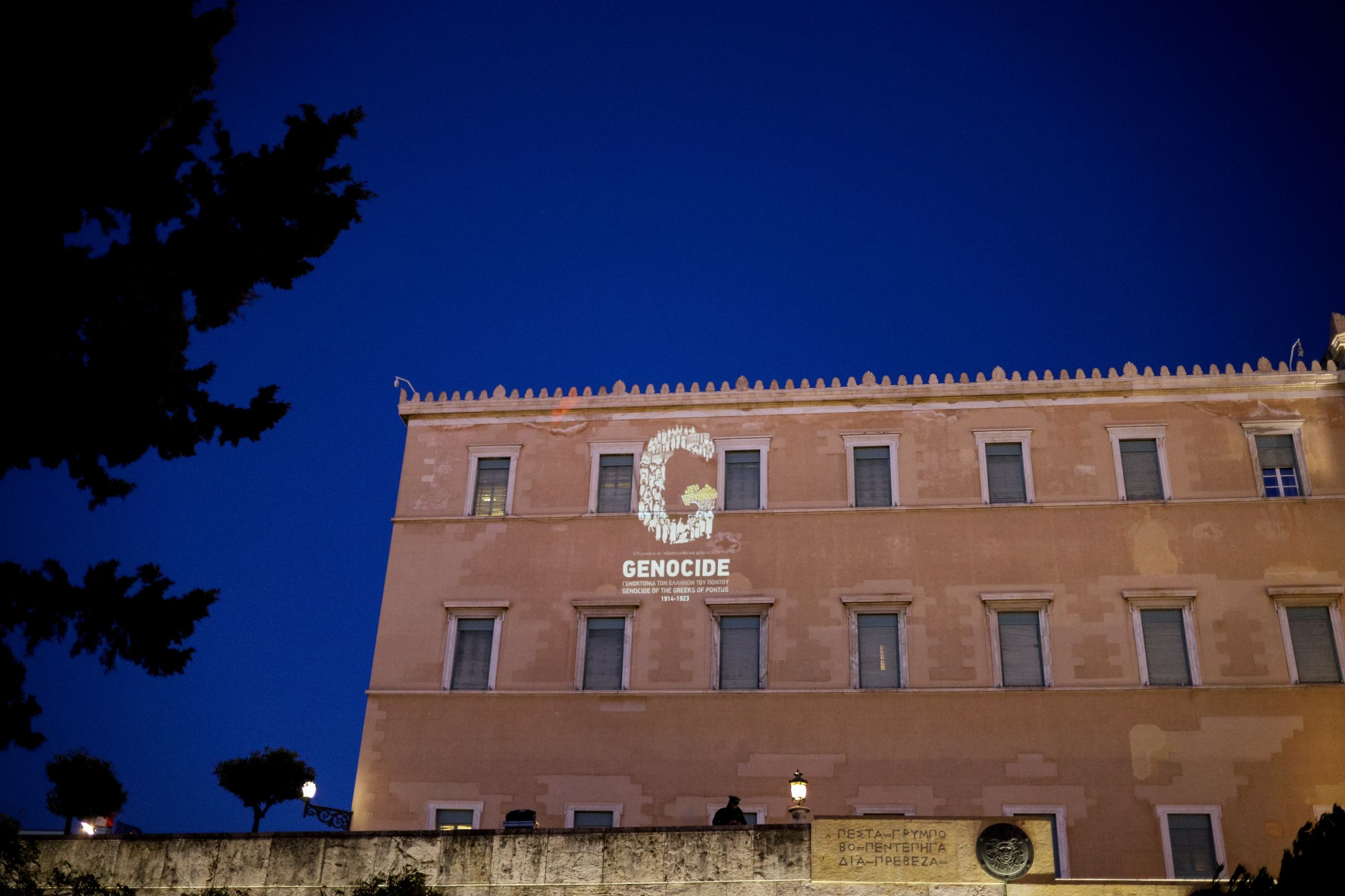 Γενοκτονία των Ποντίων: Φωταγωγήθηκε η Βουλή