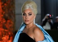 Η Lady Gaga μοιράζεται με το κοινό το νέο τραγούδι της «Hold My Hand»