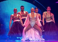 Eurovision 2022: Σχημάτισε τον αετό της Αλβανίας στη σκηνή και μετά αποκλείστηκε από τον διαγωνισμό