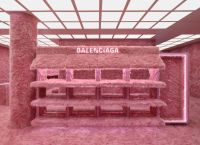 Balenciaga: Δημιούργησε ένα κατάστημα ολόκληρο με ροζ faux γούνα