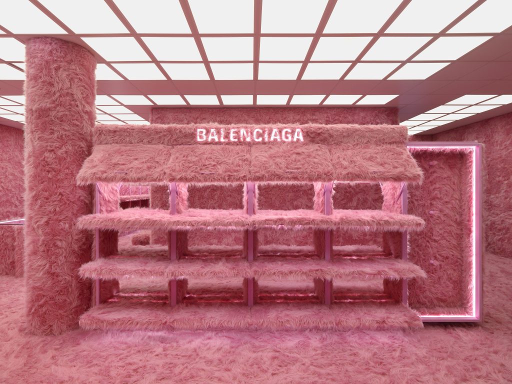 Balenciaga: Δημιούργησε ένα κατάστημα ολόκληρο με ροζ faux γούνα