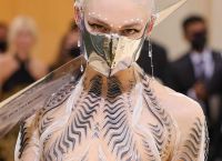 Grimes: Βγήκαν σε δημοπρασία αξεσουάρ από την εμφάνισή της στο Met Gala για να βοηθήσει Ουκρανούς πρόσφυγες