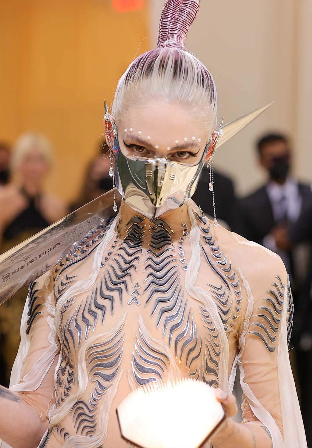Grimes: Βγήκαν σε δημοπρασία αξεσουάρ από την εμφάνισή της στο Met Gala για να βοηθήσει Ουκρανούς πρόσφυγες