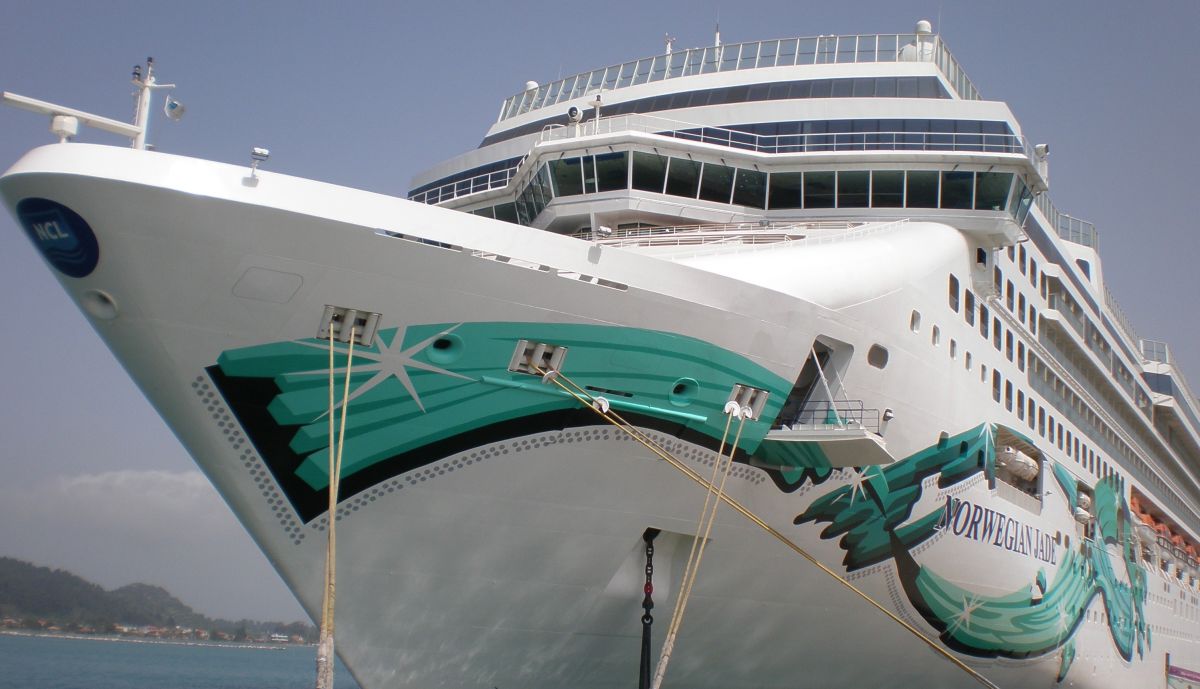 Βόλος: Το τεράστιο κρουαζιερόπλοιο “Norwegian Jade” έδεσε στο λιμάνι της πόλης