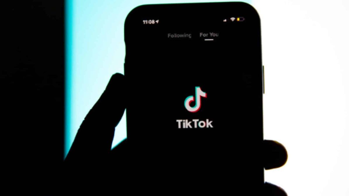 Blackout Challenge: Τι είναι το “φονικό” παιχνίδι του TikTok- Φόβοι ότι ήρθε στην Ελλάδα