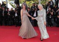 Η Helen Mirren και η Andie MacDowell διασκεδάζουν με την ψυχή τους στις Κάννες