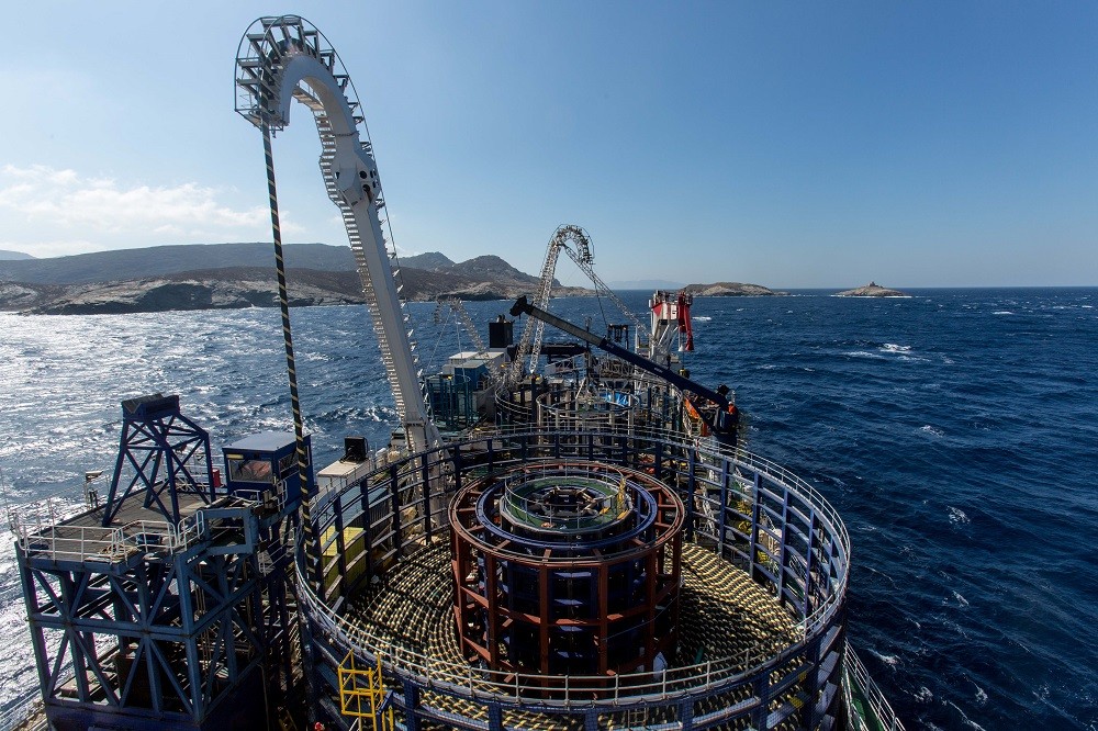ΑΔΜΗΕ: Στις… ράγες η έναρξη ηλεκτρικής διασύνδεσης Σαντορίνης-Νάξου