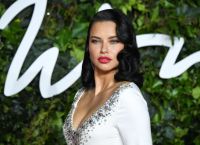 Adriana Lima: Στις Κάννες με φουσκωμένη κοιλιά Adriana Lima: Στις Κάννες με φουσκωμένη κοιλιά