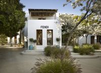 Fendi X Mykonos: Έφτασε στο νησί των Ανέμων ανοίγοντας τις πόρτες της πρώτης boutique στη χώρα μας