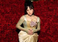 Billie Eilish: Η διάσημη τραγουδίστρια μιλάει για τα τικ, και τη μυστική της μάχη με την Conid-19 Billie Eilish: Η διάσημη τραγουδίστρια μιλάει για τα τικ, και τη μυστική της μάχη με την Conid-19