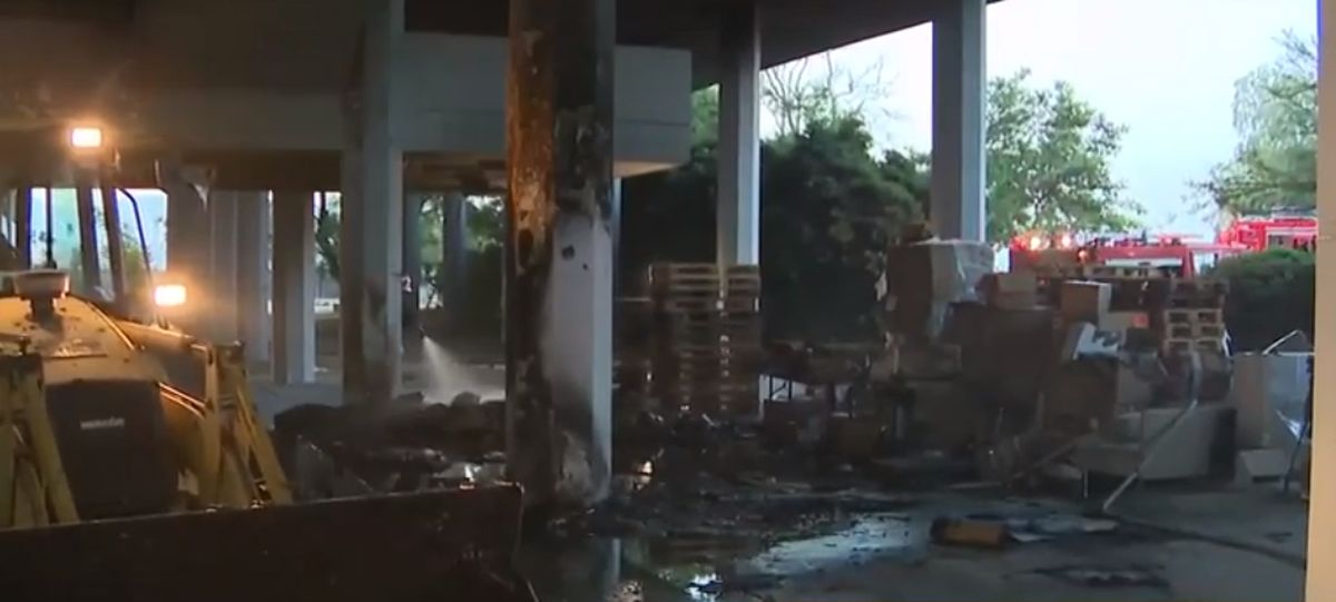 ΣΕΦ: Η φωτιά κατέστρεψε ολοσχερώς το ανθρωπιστικό υλικό προς την Ουκρανία [vid]