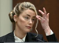 Amber Heard: “Ο κόσμος φωνάζει ότι θα βάλει το μωρό μου στον φούρνο μικροκυμάτων”