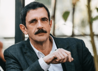 Κακούρης: «Θα κλάψετε πολύ στα επόμενα επεισόδια στις Άγριες Μέλισσες» Κακούρης: «Θα κλάψετε πολύ στα επόμενα επεισόδια στις Άγριες Μέλισσες»